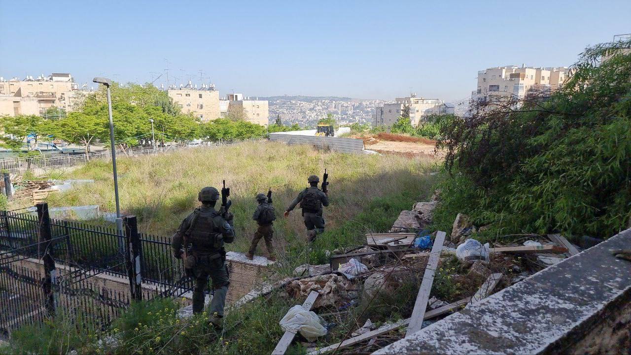 قوات الاحتلال خلال البحث عن منفذي الدهس في القدس المحتلة